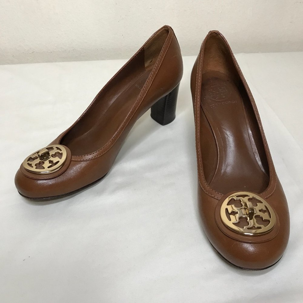 Tory Burch Sz 9.5 Goldtone Logo Classic Designer Leather Stack Heel Pumps